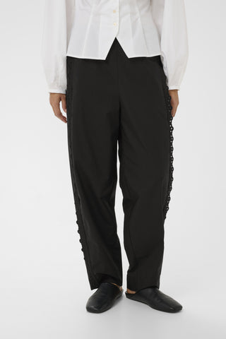 Lia Pant in Black