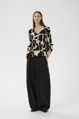 Lynn V-Neck in Black Soft Print