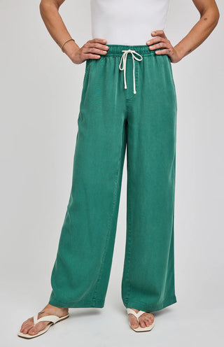 Camille Pant in Kelly
