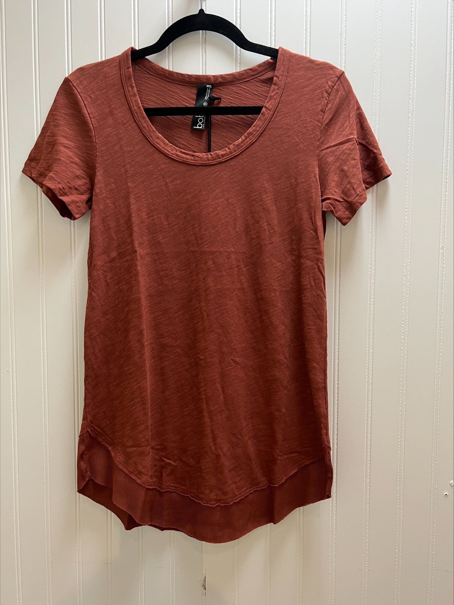 Ribbed Curved Hem T-Shirt in Rustic
